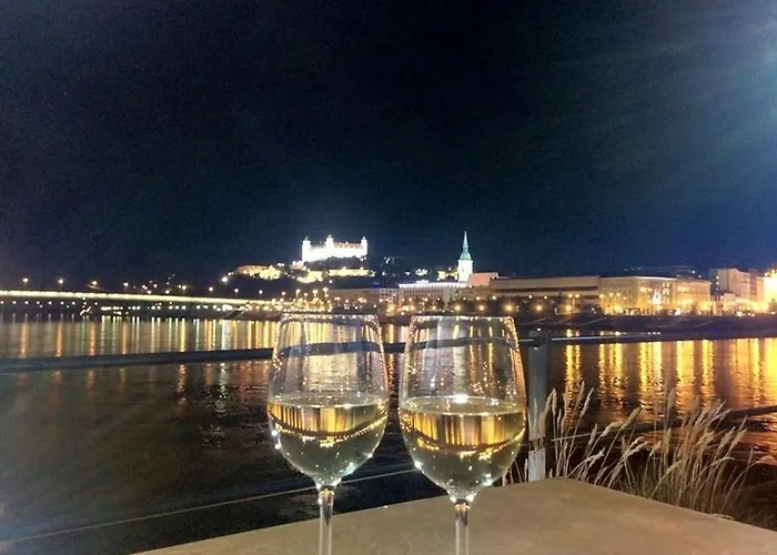 Near The Old Bridge Апартаменти Братислава